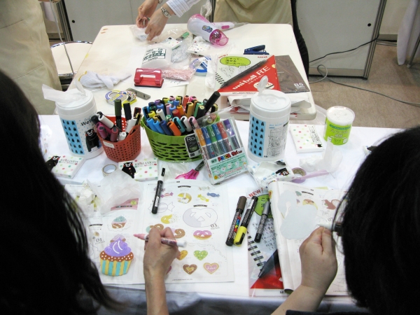 ポスターカラーのようなあざやかな発色「ポスカ」を使って、かわいいプラバン作り　三菱鉛筆東京販売