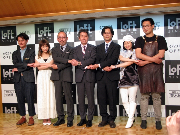 安藤公基代表取締役社長（中央）