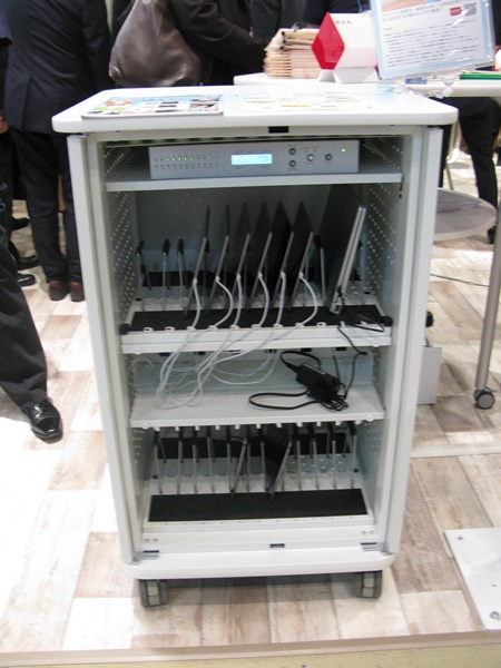 タブレット授業普及を受け需要の高い「タブレット充電収納保管庫　22台用」を紹介　ライオン事務器