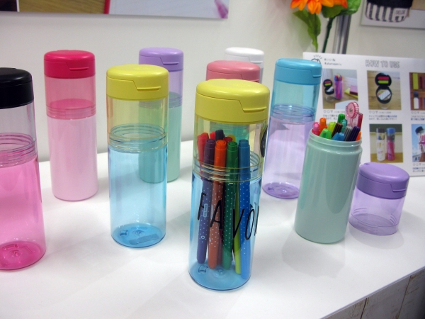 ドリンクボトルのようなプラペンケース　キャップには消しゴムなど小物を収納「ボトルペンケース」