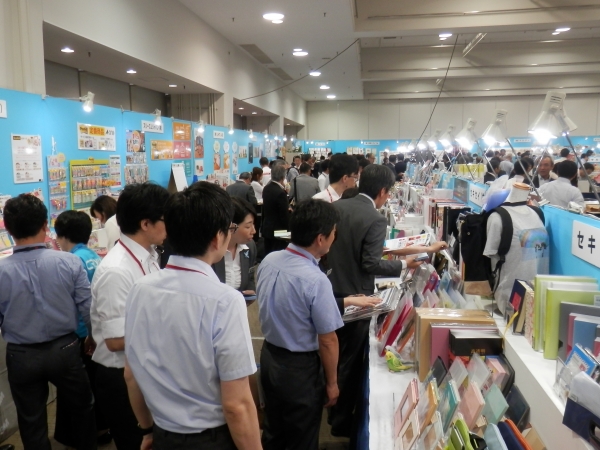 新たなレイアウトで賑わう会場