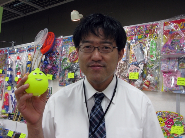 子どもの心をつかむ！？今、話題のついつい気になって買いたくなる駄菓子屋玩具を提案　中三コーナー　