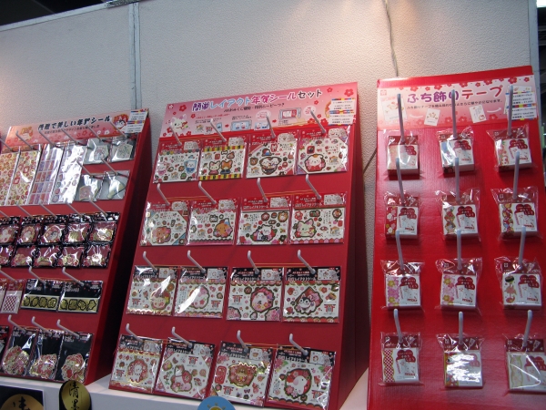 年賀状を簡単レイアウトできる年賀シールセット2018年版は優雅で楽しいデザイン　サクラクレパス