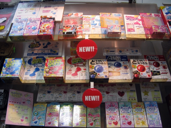 夏工作におススメ！「どでかいスーパーボールをつくろう」「ぷるぷるグミシール」「かおりだまをつくろう」クツワ