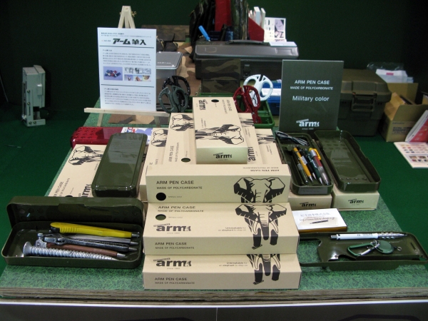 象が踏んでも壊れない「アーム筆入」が、大人使いが楽しめるミリタリーカラーに！紀寺商事