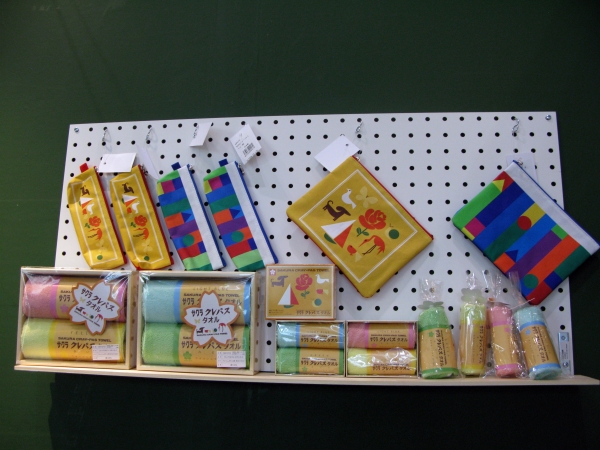 サクラクパスとコラボ、クレパス、クーピーペンシルデザインの可愛いポーチとタオル　紀寺商事