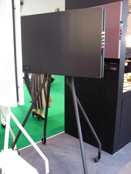 フレームレスにすることで、インテリア性の高いボードに。ペンはサイドに「サフロカラーボード」ＭＥＴＡＰＨＹＳ