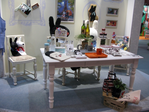 パリでの生活を思わせる「リサとガスパール」のライフスタイル提案　ソニー・クリエイティブプロダクツ