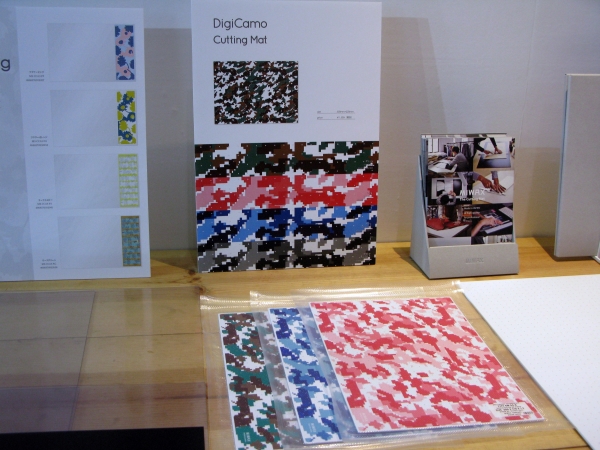 様々なアイデアを生み出すデザイン現場に！迷彩をモチーフにした「ＤｉｇｉＣａｍｏカッティングマット」ミワックス