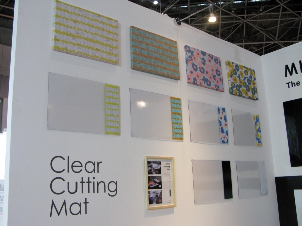 透明デスクマットの一部をカッティングマットにデザイン、スタイリッシュ「クリアーカッティングマット」ミワックス
