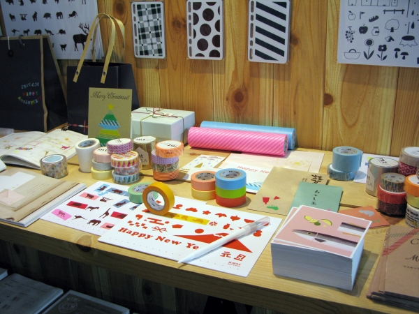 印刷されたデザインに合わせマスキングテープを切って貼る「シルエットカッティングマット」ミワックス