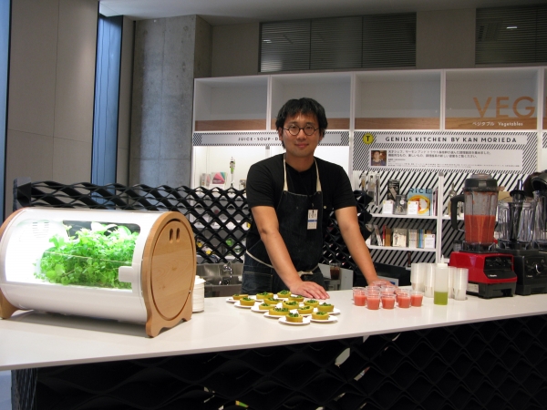 ミシュラン二ツ星の日本料理店で学んだ、料理人・森枝幹さんに、特別に作ってもらったスムージを試飲4階