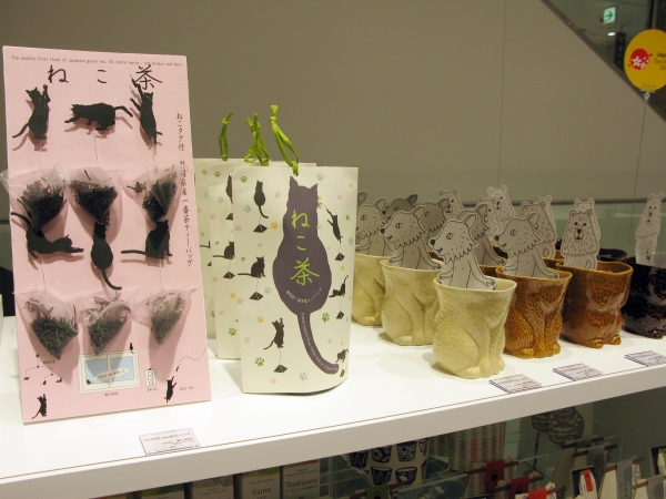 「ねこ茶」ん？、「毛皮カップ」？ってと、気になり撮影してしまいました　4階