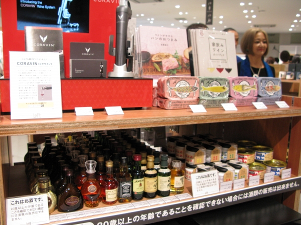 ミニチュアボトルウイスキーやおつまみ缶、ワインも販売。お酒は20歳からですよ！　4階