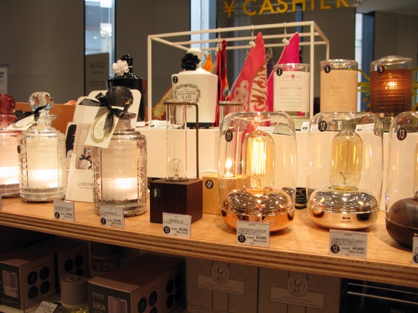 癒されそう・・・灯かりを魅せる、レトロな雰囲気漂う「ノスタルアロマランプ」4階