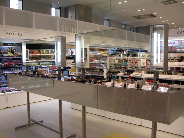 人気コスメだけでなく発売前のものも気軽に試せるテスター専用カウンター　3階