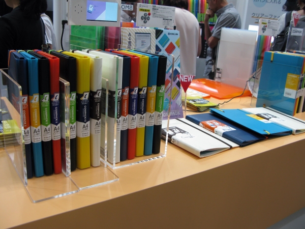 A4書類をめくって閲覧でき、持ち運ぶ時にはＢ5サイズに折りたためる二つ折りクリアーファイル「コンパック」キングジム