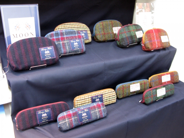 英国ヨークシャーで作られる伝統的なブランド「ＭＯＯＮ」ペンケース・ポーチ　ビュートンジャパン