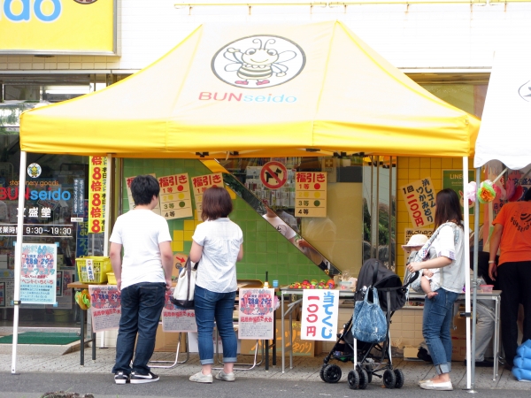 7月1日から1000円購入ごとに配布した福引抽選券を握りしめ「福引」に行列！