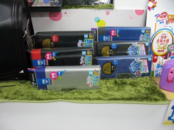 男児向けには、カッコいいシンプルデザインが特長の「ブレイブ両面筆入フラット大容量」