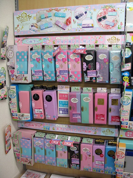 商品什器にサンプルを置くことで、実際に商品の安全性、機能性、素材感、使い勝手などを実感