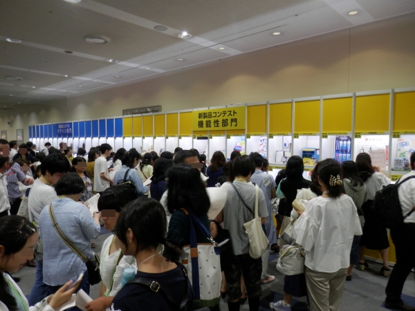 投票する人で賑わう新製品コーナー