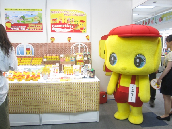 不易糊工業のブースでＰＲするフエキくん