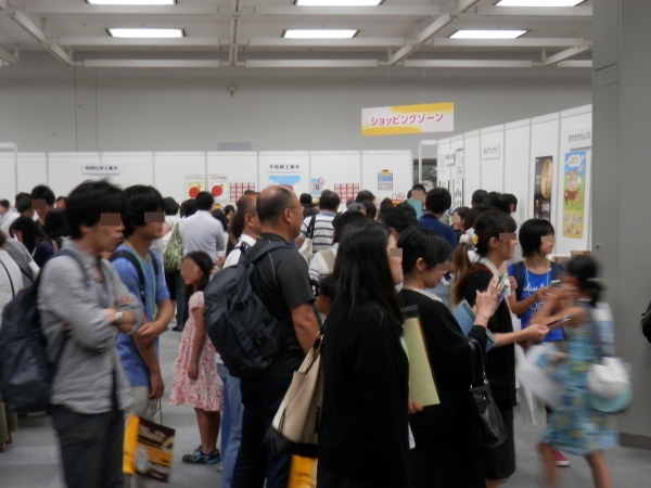 展示されている商品を会場で購入できる大盛況のショッピングゾーン