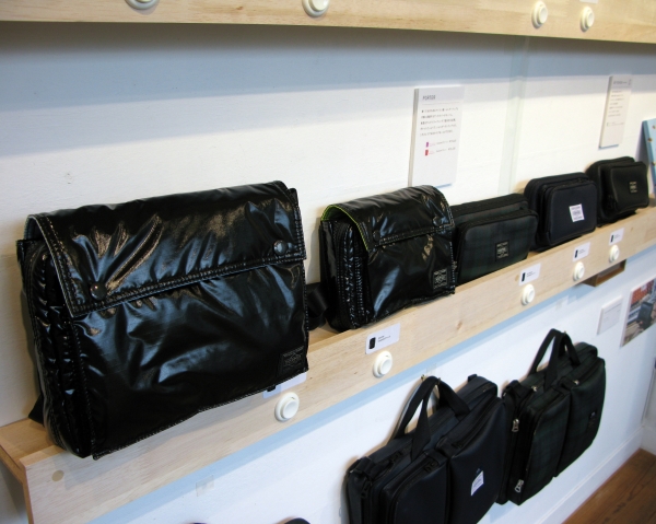 光沢の美しいショルダーバッグとブックカバーがセットになった「ＰＯＲＴＥＲ」製の手帳カバー