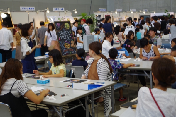 チョークアーティストの若井美鈴さんによるチョークアート体験教室