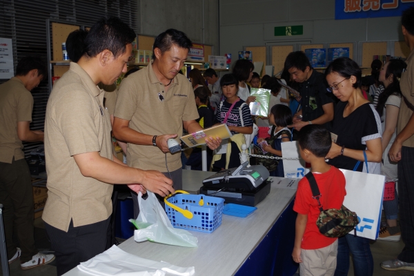 くまもと文具事務用品協同組合の会員による販売コーナー