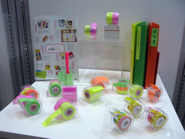 好きな長さにカット、貼って剥がせる全面のり付きテープ型フセン「メモックロールテープ」ヤマト