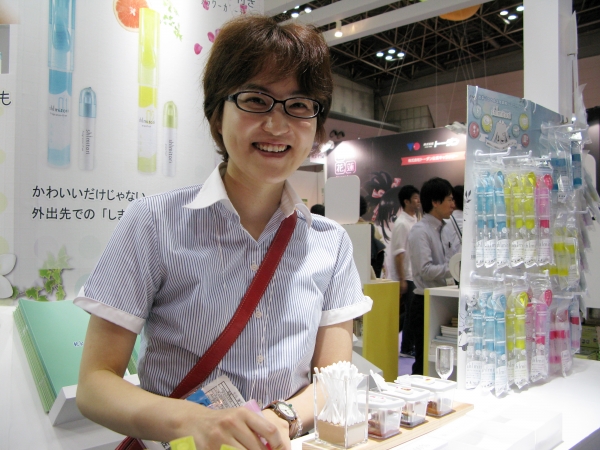 外出先での油性・水性のシミに、携帯できる応急処置用シミとりペン「しみとり」エポックケミカル