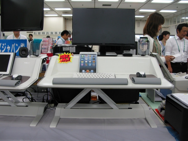 座りすぎを防いで健康効果促進！いつものデスクが置くだけで昇降デスクに「ロータスシット・スタンド」フェローズジャパン