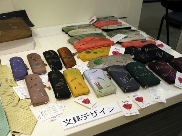 バッグに入れて持ち運びやすい文具モチーフの絵染め、スマートフォンケースやペンケース（絹100％）