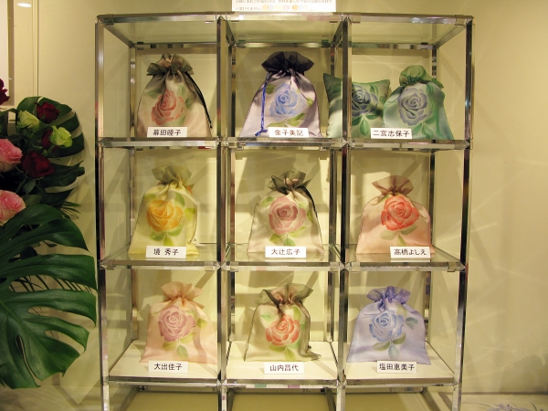 優雅なバラモチーフの絵染め（絹100％）