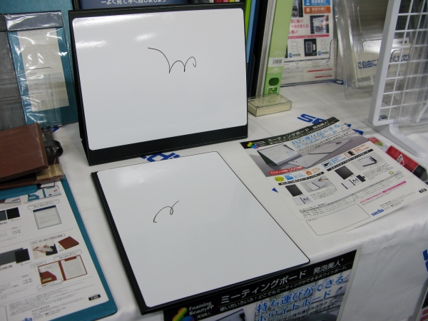 保険外交員の方など営業がカバンに入れ持ち運びしやすい「ミーティングボード発砲美人」セキセイ