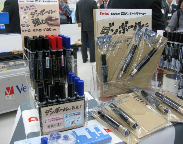 濃く、かすれず、長く書ける 引越しや倉庫作業時のダンボールへの筆記に「ダンボール用マーカー」ぺんてる