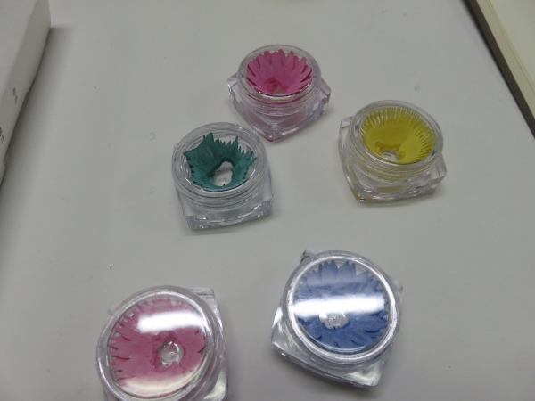 鉛筆の芯には国産の上質な色芯を使用し、削りかすからは、花びらが生まれる。