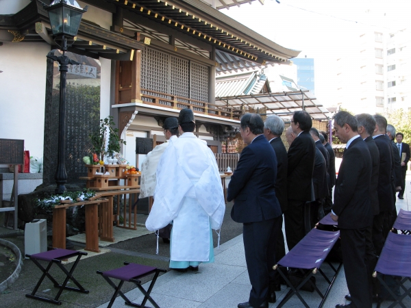 11月3日（文化の日）を文具の日。湯島天神「文具至宝碑」の前で修祓の儀を厳かに執り行った