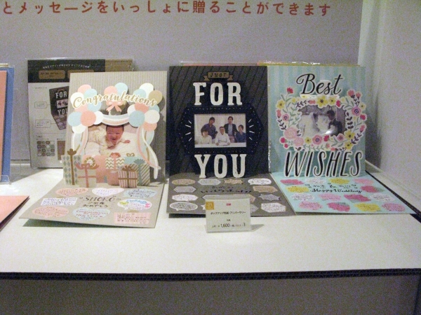 お祝いや送別のシーンを華やかに演出する「色紙」シリーズ。貼り直しが簡単にできるフィルム台紙の新デザイン