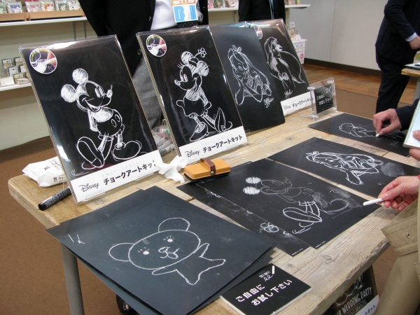 黒板シートにイラストを印刷しているので誰でも簡単に本格チョークアートが描ける　フロンティア