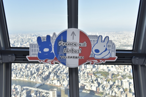 リサとガスパールがフランスのクリスマス文化やスカイツリーからフランスの方向を教えてくれるスポットもある