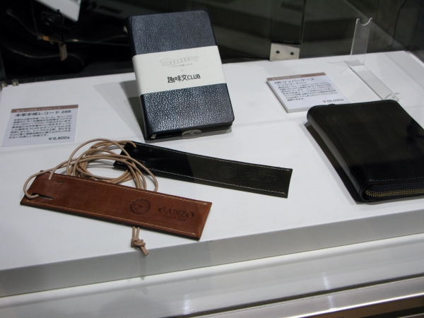 本革の上質な手帳「レコード」をベースに表紙のレザーを趣味の文具箱オリジナルカラーのディープブルーで仕上げた「本革手帳レコード288」