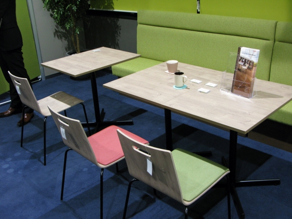 明るさと木目の落ち着いた雰囲気がリラックスしたランチタイムを演出