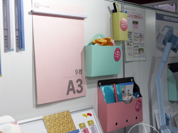 キチッンやデスクの横に、ピタっと貼ってかわいく収納「カスタマイズボックス」