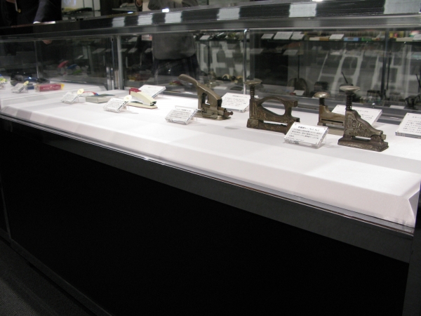 歴史資料室企画展では「ステープラの進化」を開催