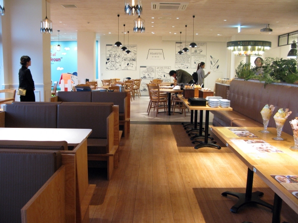 オーシャンビューが魅力の広々としたスペースで食事が楽しめるエフォートレスなレストラン