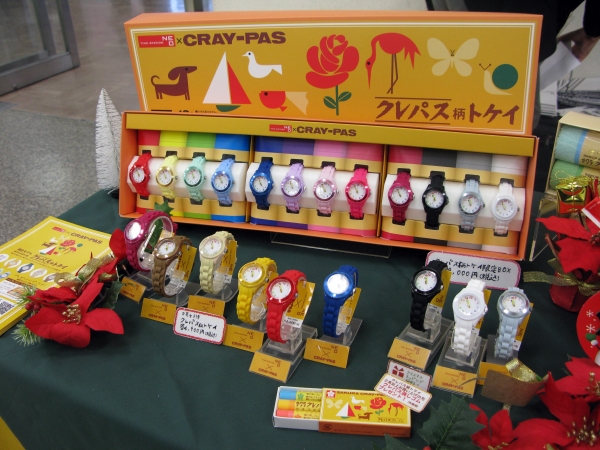 クレパスとタイムステーションNEOのコラボ腕時計である「クレパス柄トケイ」全16色展開