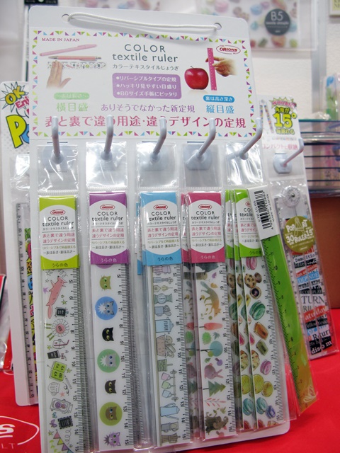 表（横目盛）と裏（縦目盛）で違う用途・違うデザインの定規「カラーテキスタイルじょうぎ」共栄プラスチック